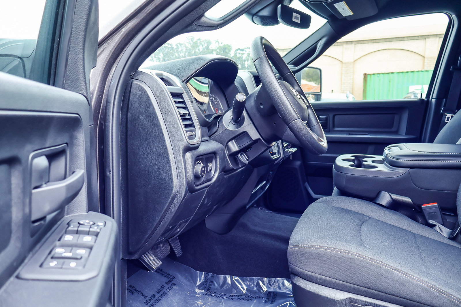 2026 Ram 2500 TRADESMAN CREW CAB 4X4 — foto 2 de 31