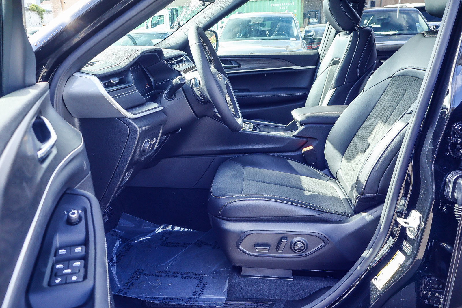 2026 Jeep Grand Cherokee L LAREDO 4X4 — photo 2 of 35