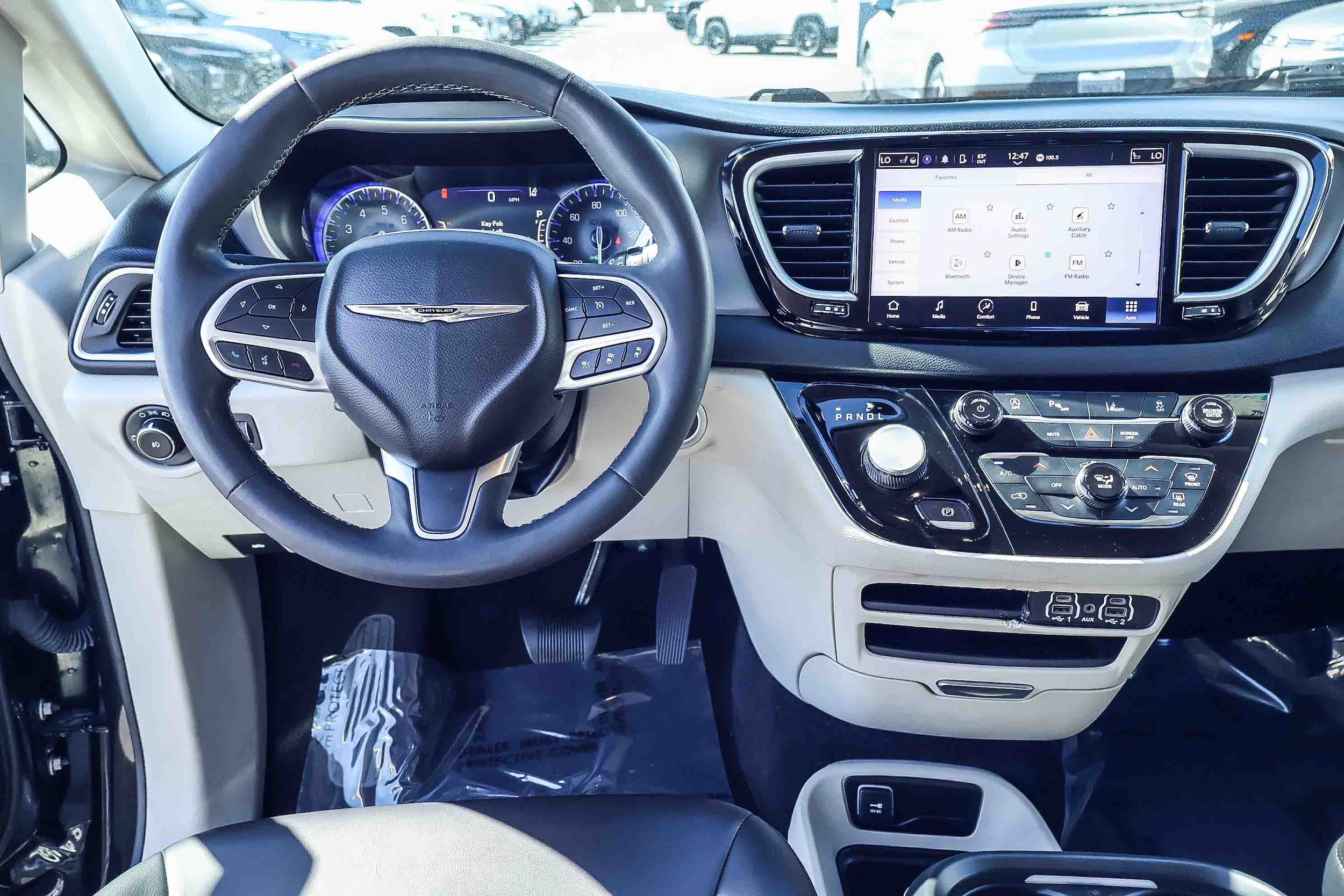 2023 Chrysler Pacifica Touring L photo 2