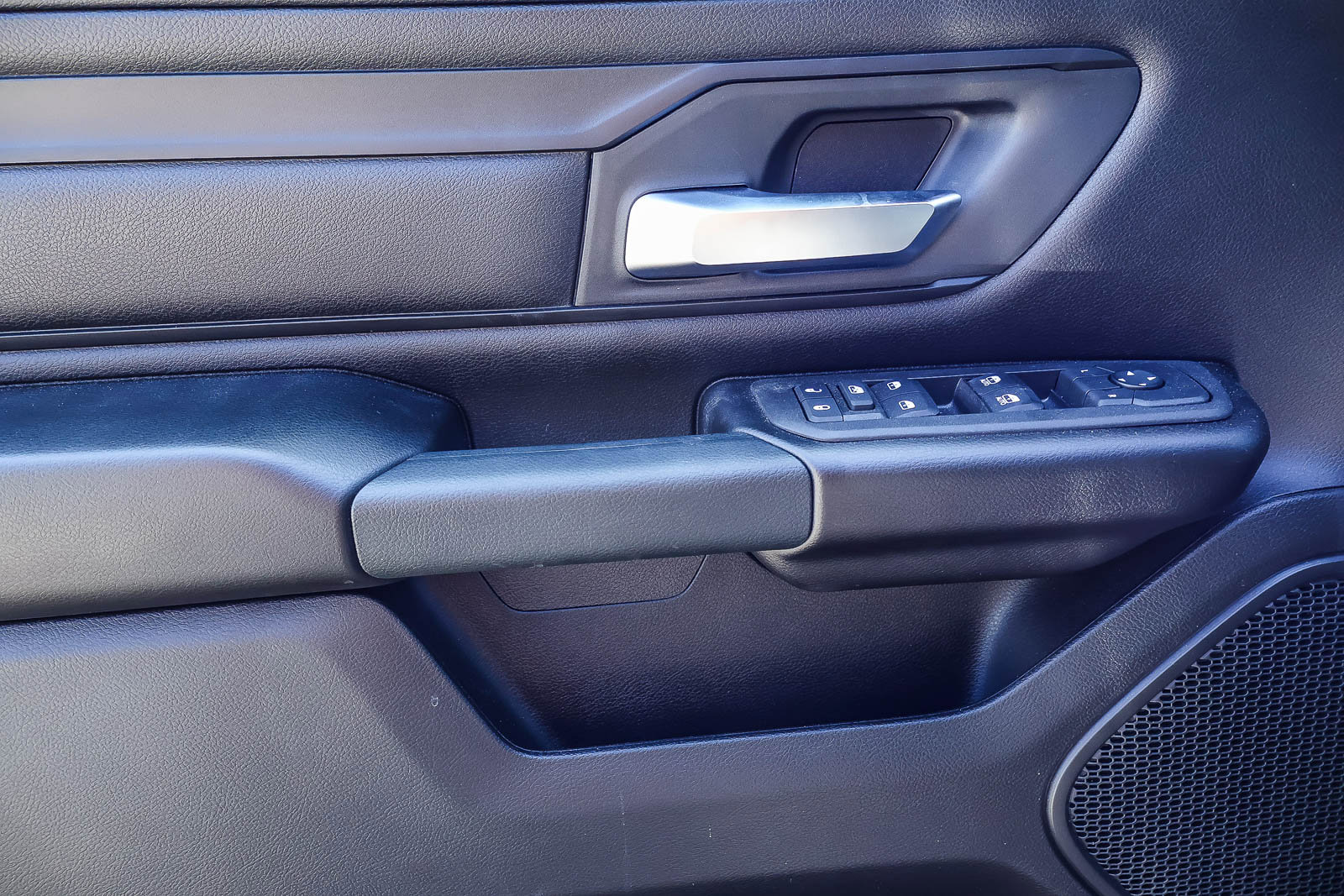 2026 Ram 1500 TRADESMAN CREW CAB 4X4 — foto 10 de 30