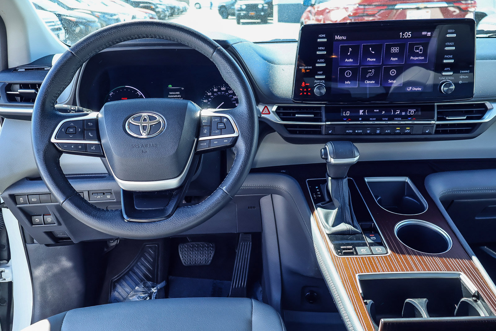 2023 Toyota Sienna XLE photo 2