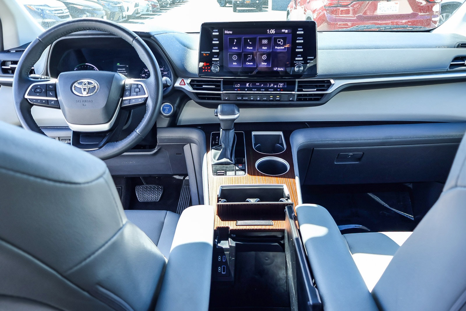 2023 Toyota Sienna XLE photo 3