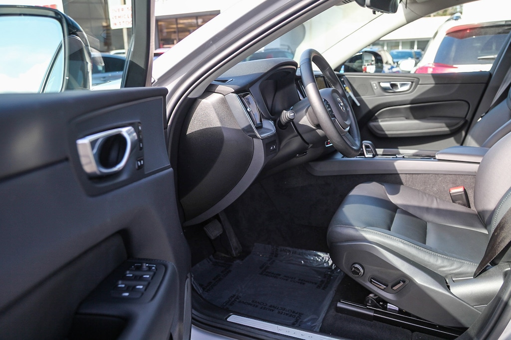 Used 2025 Volvo XC60 Plug-In Hybrid Core