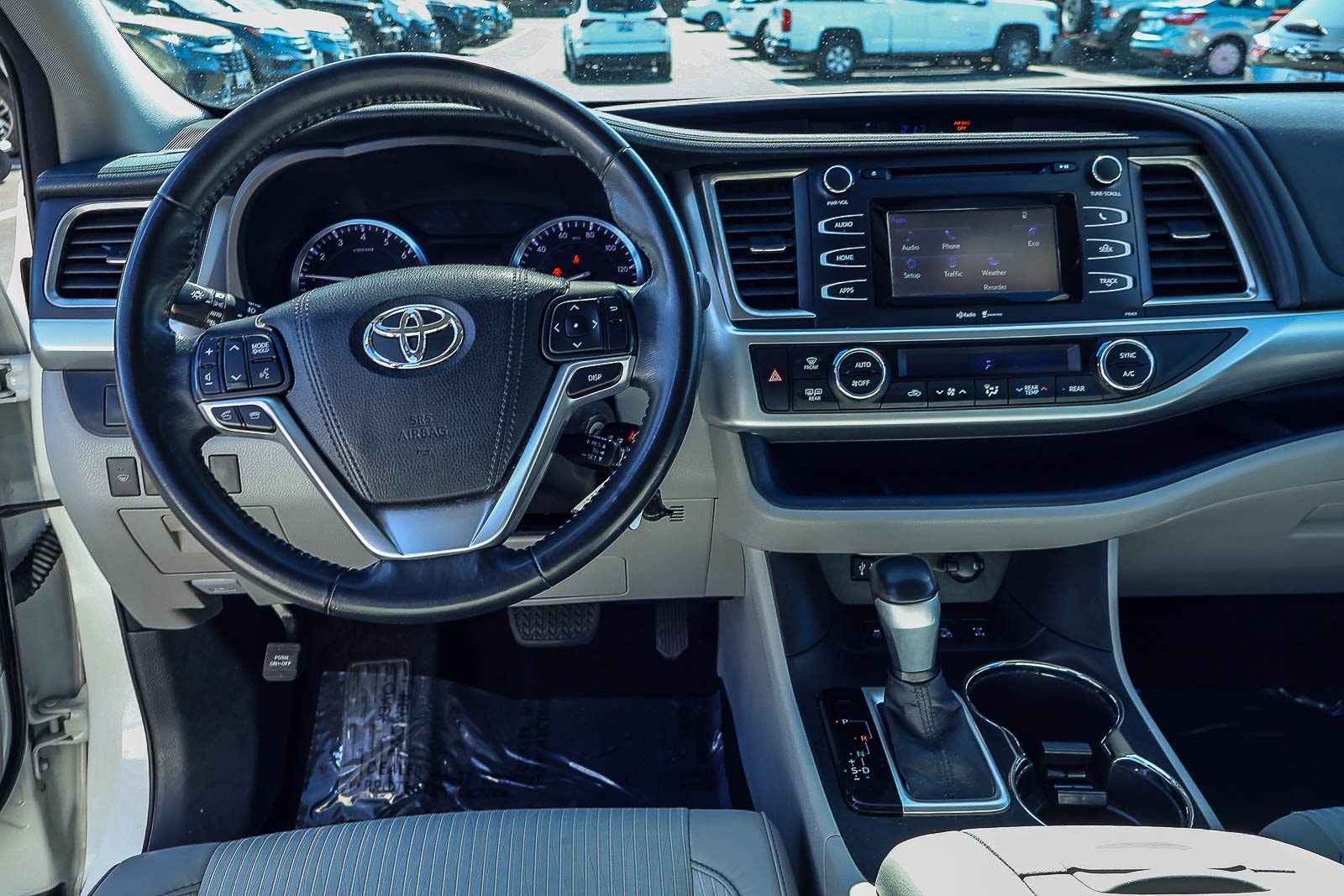 2015 Toyota Highlander LE photo 2