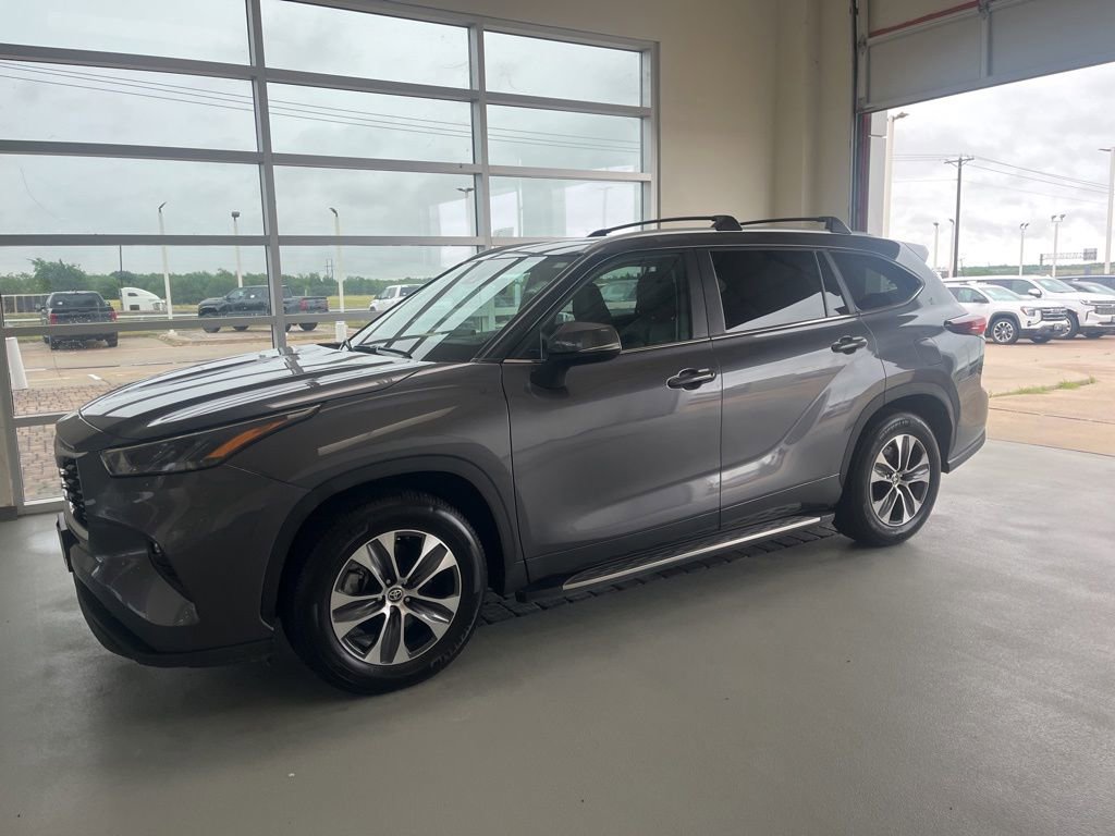 2024 Toyota Highlander XLE FWD's photo
