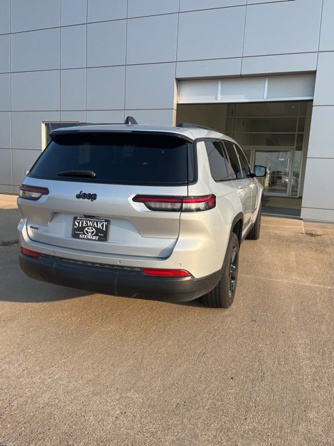 2023 Jeep Grand Cherokee Laredo photo 3