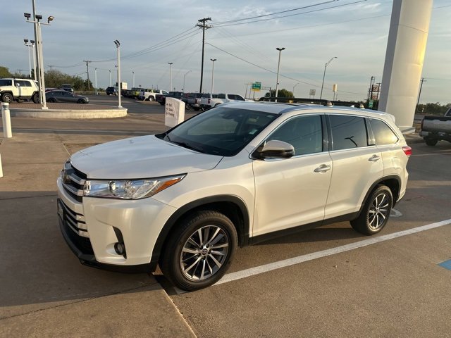 Used 2019 Toyota Highlander XLE with VIN 5TDKZRFHXKS367696 for sale in Corsicana, TX