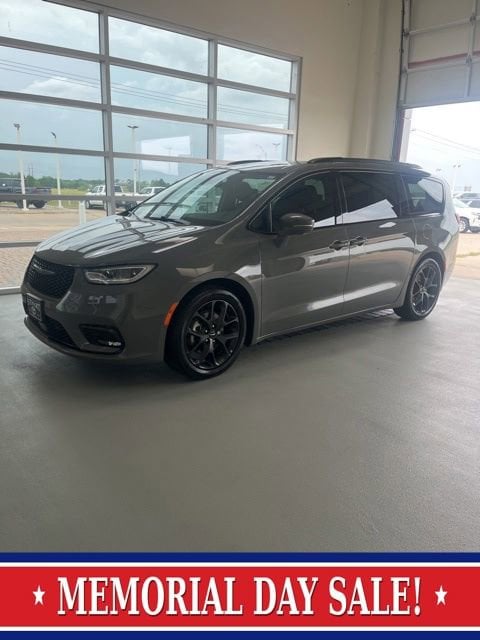 2022 Chrysler Pacifica Limited's photo
