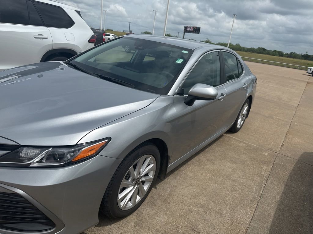 2024 Toyota Camry LE's photo