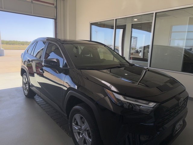 2025 Toyota RAV4 Hybrid XLE photo 3