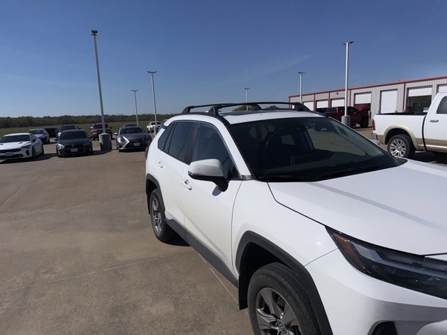 2023 Toyota RAV4 XLE photo 3