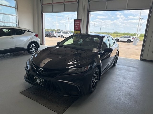 Used 2022 Toyota Camry SE with VIN 4T1G11AKXNU635904 for sale in Corsicana, TX