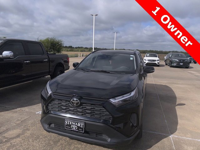 2022 Toyota RAV4 XLE photo 2