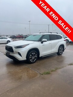 Used 2021 Toyota Highlander Hybrid XLE SUV near Ennis, TX