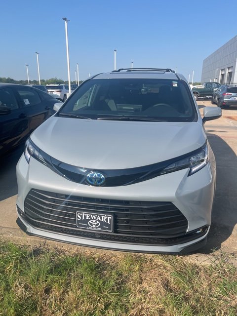 2025 Toyota Sienna Woodland Edition photo 2