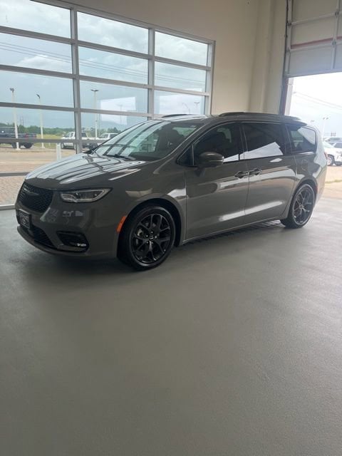 2022 Chrysler Pacifica Limited's photo