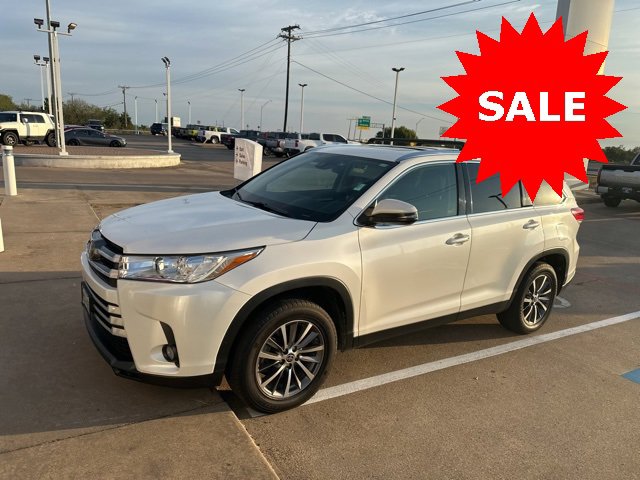 Used 2019 Toyota Highlander XLE with VIN 5TDKZRFHXKS367696 for sale in Corsicana, TX