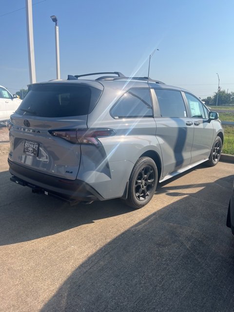 2025 Toyota Sienna Woodland Edition photo 4