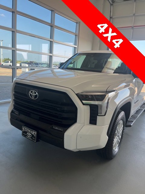 2023 Toyota Tundra SR5 CrewMax photo 2