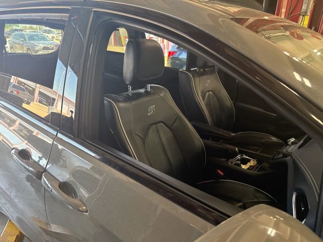 2022 Chrysler Pacifica Limited's photo