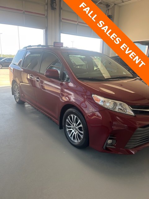 2020 Toyota Sienna XLE photo 3