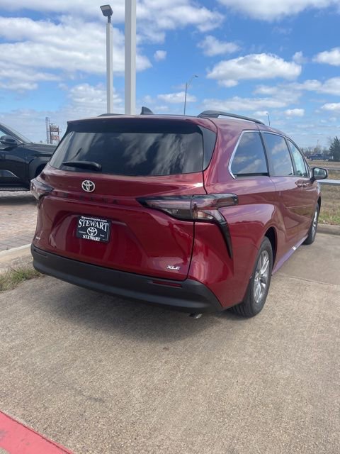 2026 Toyota Sienna XLE - Photo 6