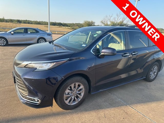 Used 2022 Toyota Sienna XLE with VIN 5TDYRKEC1NS100720 for sale in Corsicana, TX