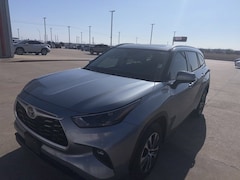Used 2022 Toyota Highlander XLE SUV near Ennis, TX