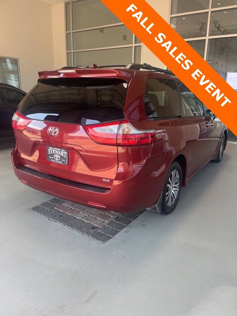 2020 Toyota Sienna XLE photo 4