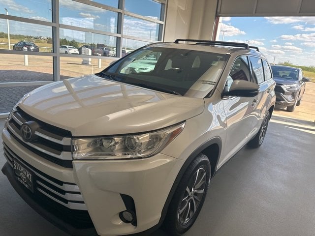 Used 2019 Toyota Highlander XLE with VIN 5TDKZRFHXKS367696 for sale in Corsicana, TX