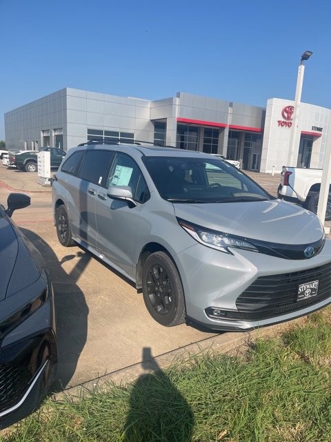 2025 Toyota Sienna Woodland Edition photo 3