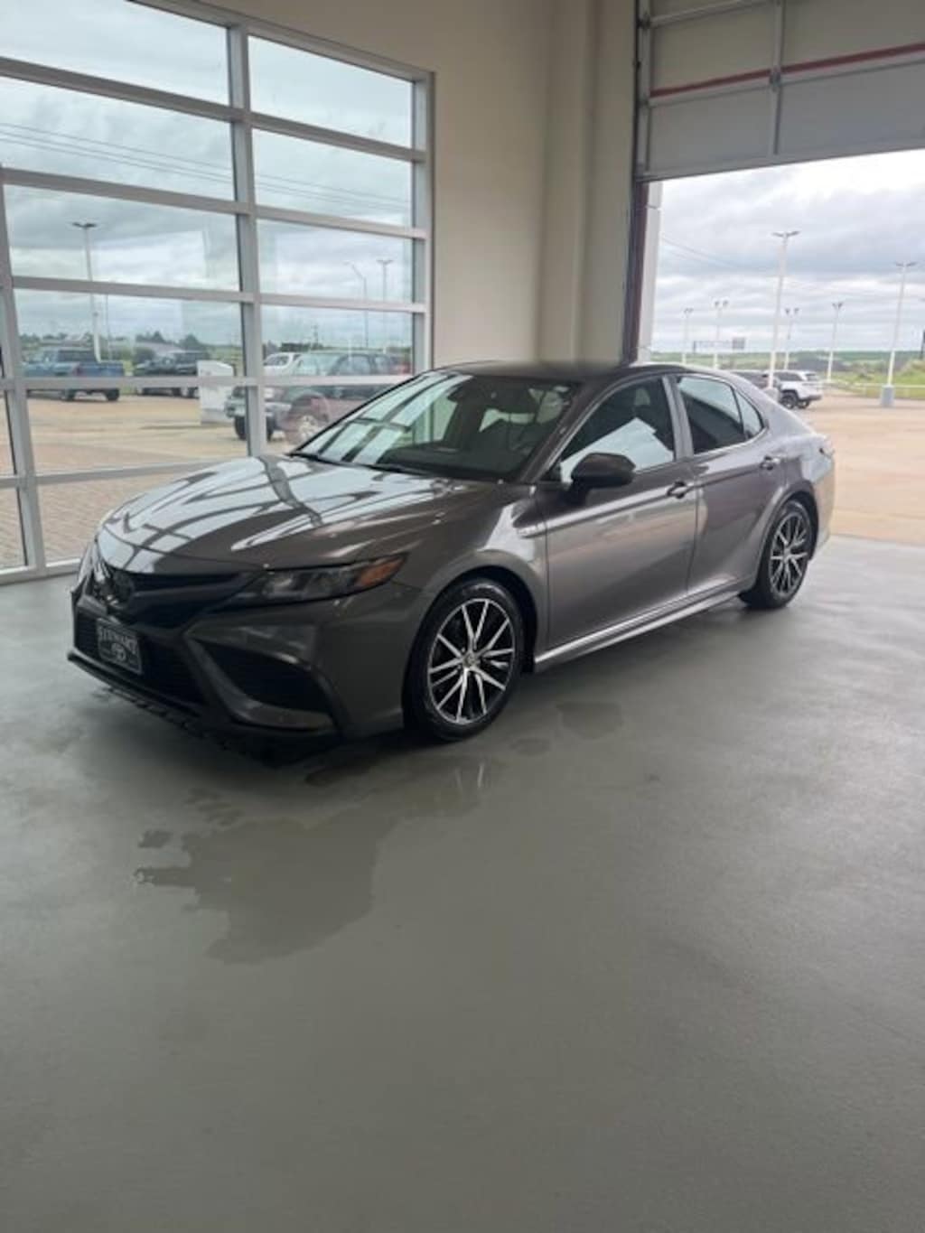 Used 2021 Toyota Camry Hybrid SE Sedan