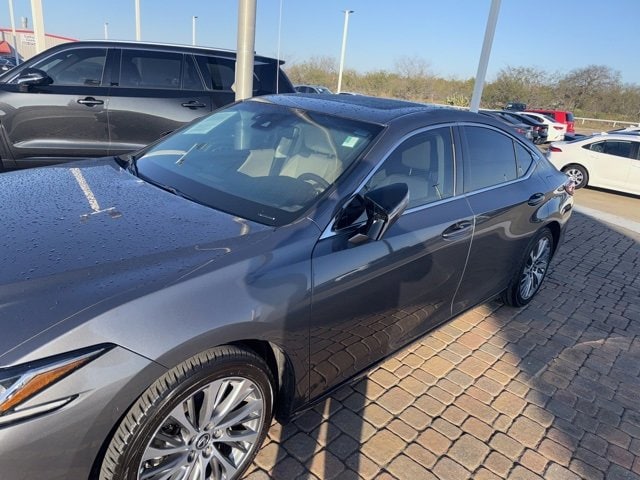 2020 Lexus ES 350's photo