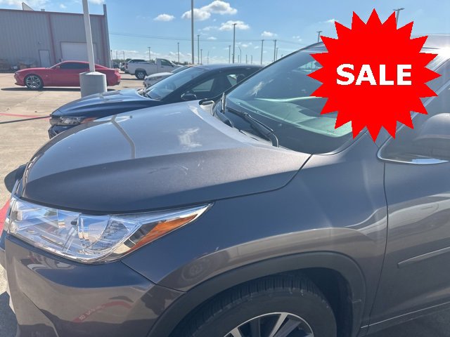 Used 2018 Toyota Highlander XLE with VIN 5TDJZRFH4JS537898 for sale in Corsicana, TX