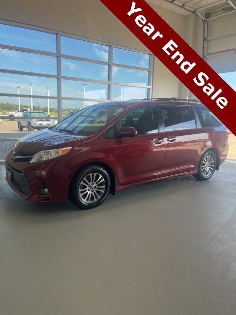 2020 Toyota Sienna XLE's photo
