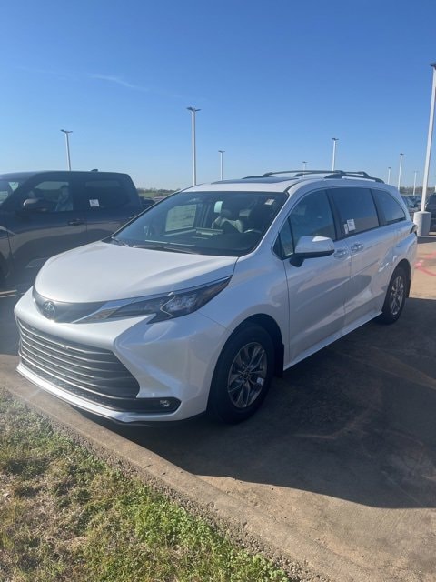 2026 Toyota Sienna XLE's photo