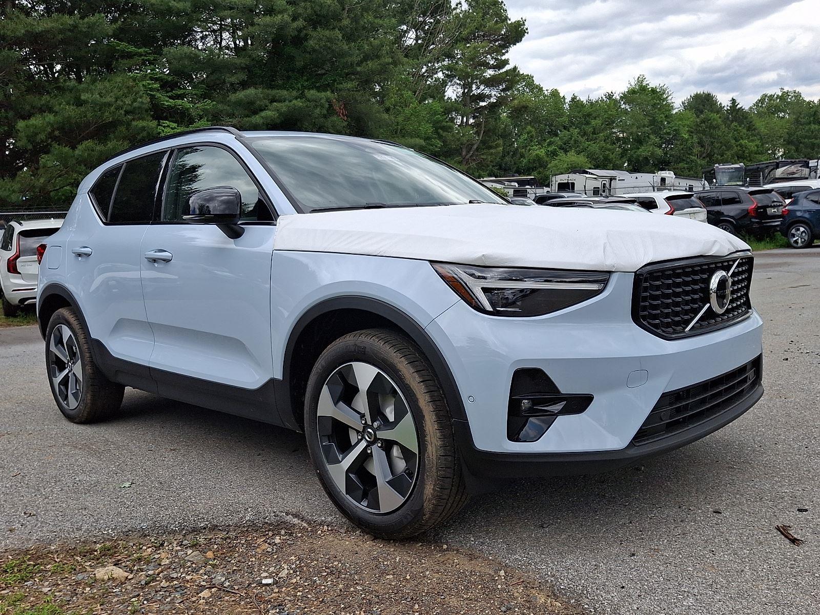 2026 Volvo XC40 B5 Plus Dark AWD's photo
