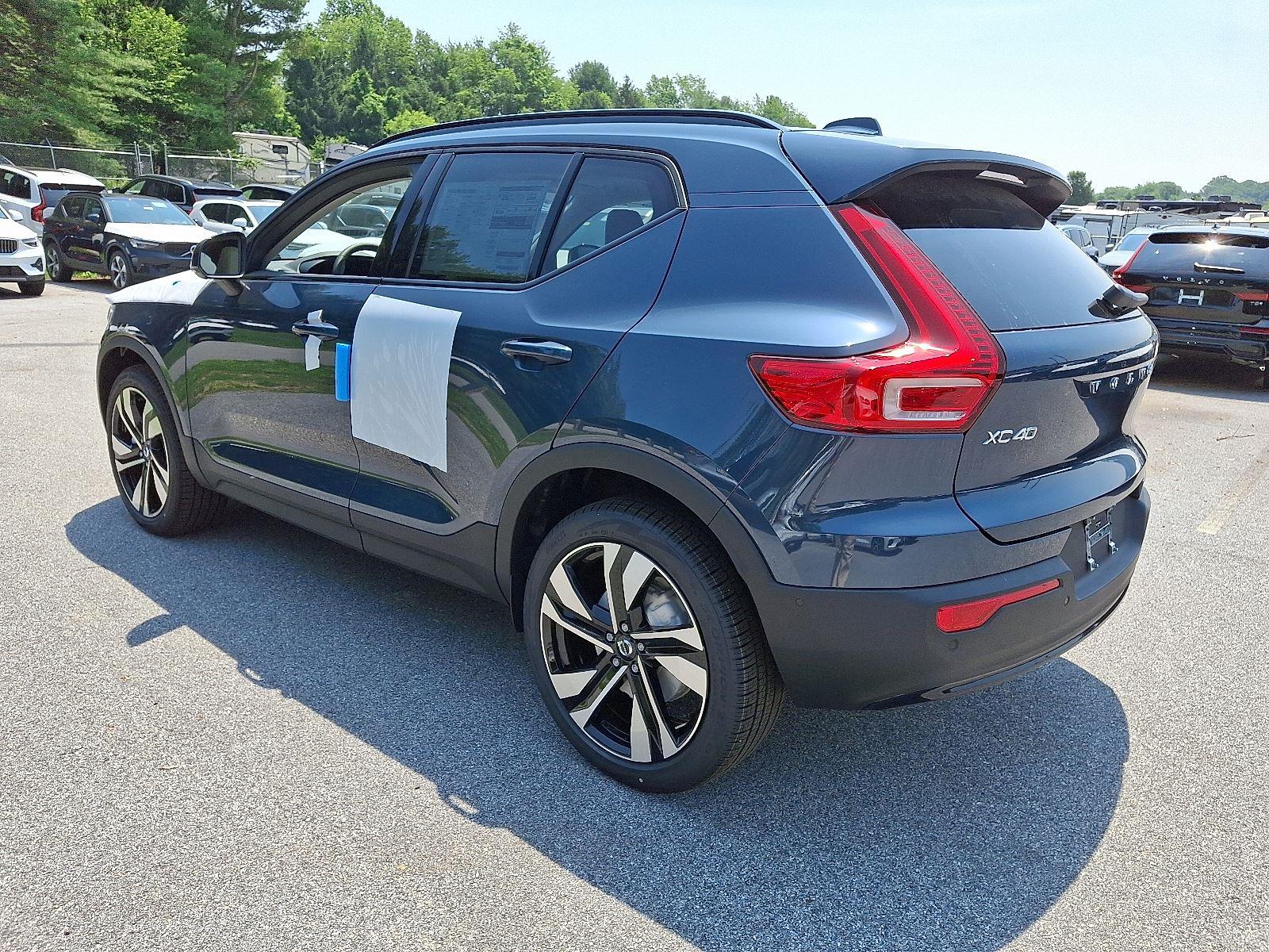2026 Volvo XC40 photo 3