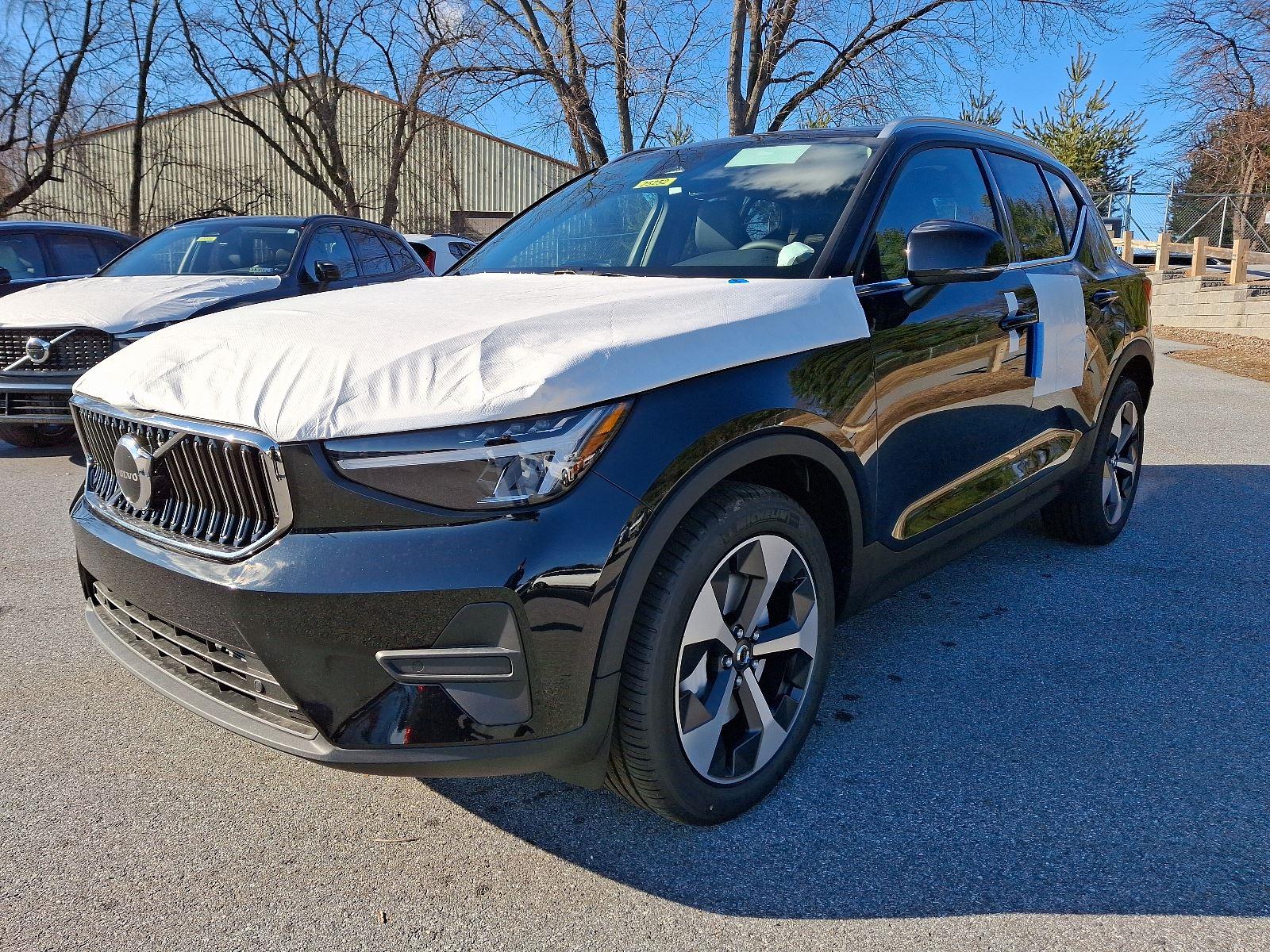 2025 Volvo XC40 Core photo 2