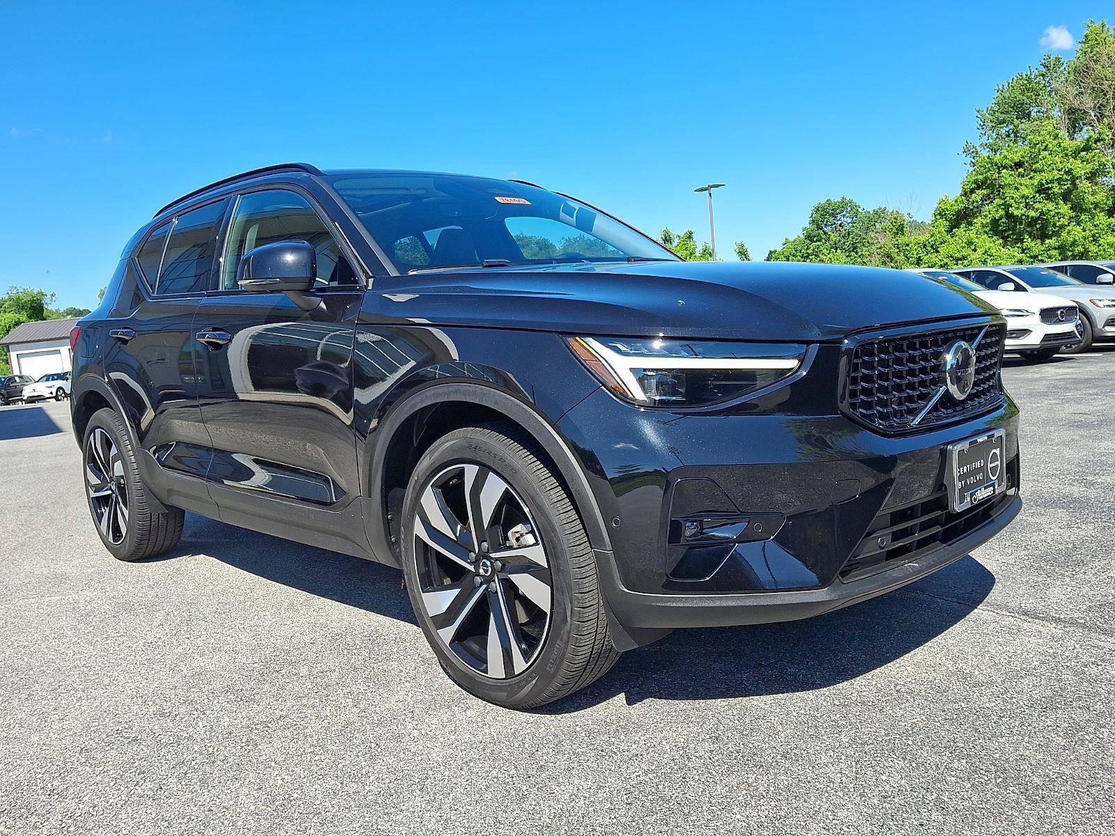 2025 Volvo XC40 B5 Ultra Dark AWD's photo