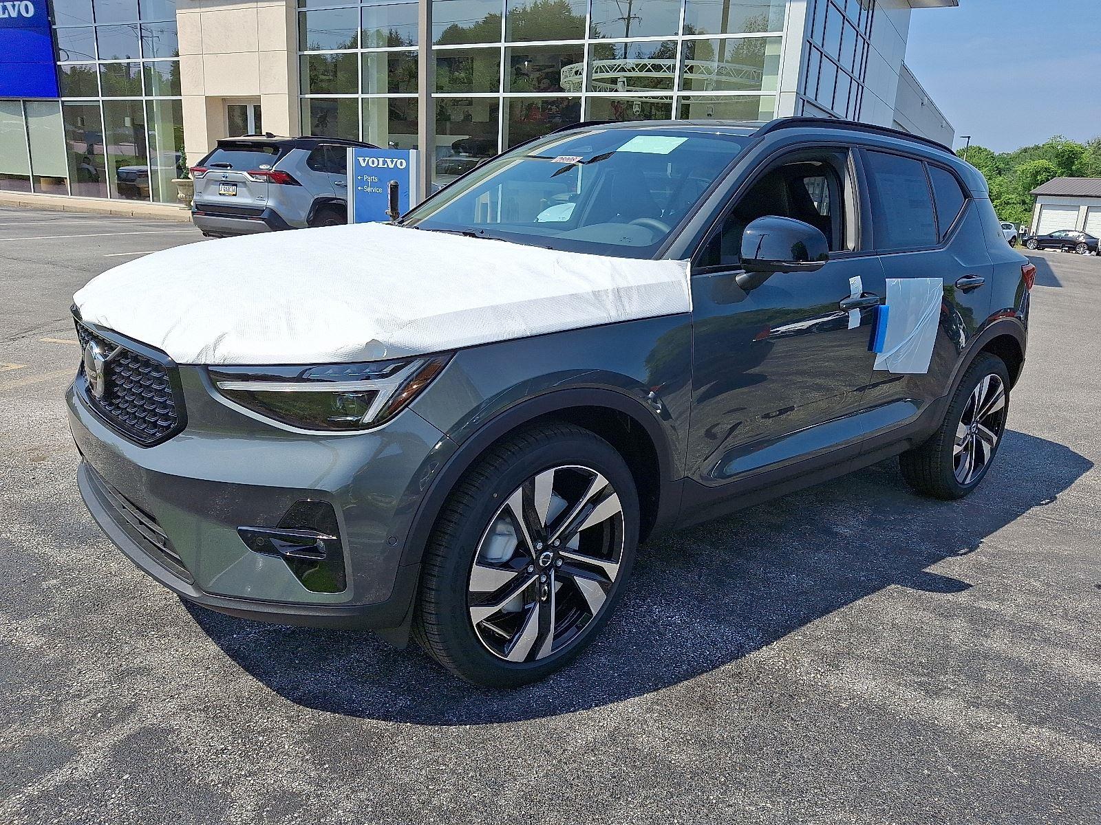 2026 Volvo XC40 photo 2