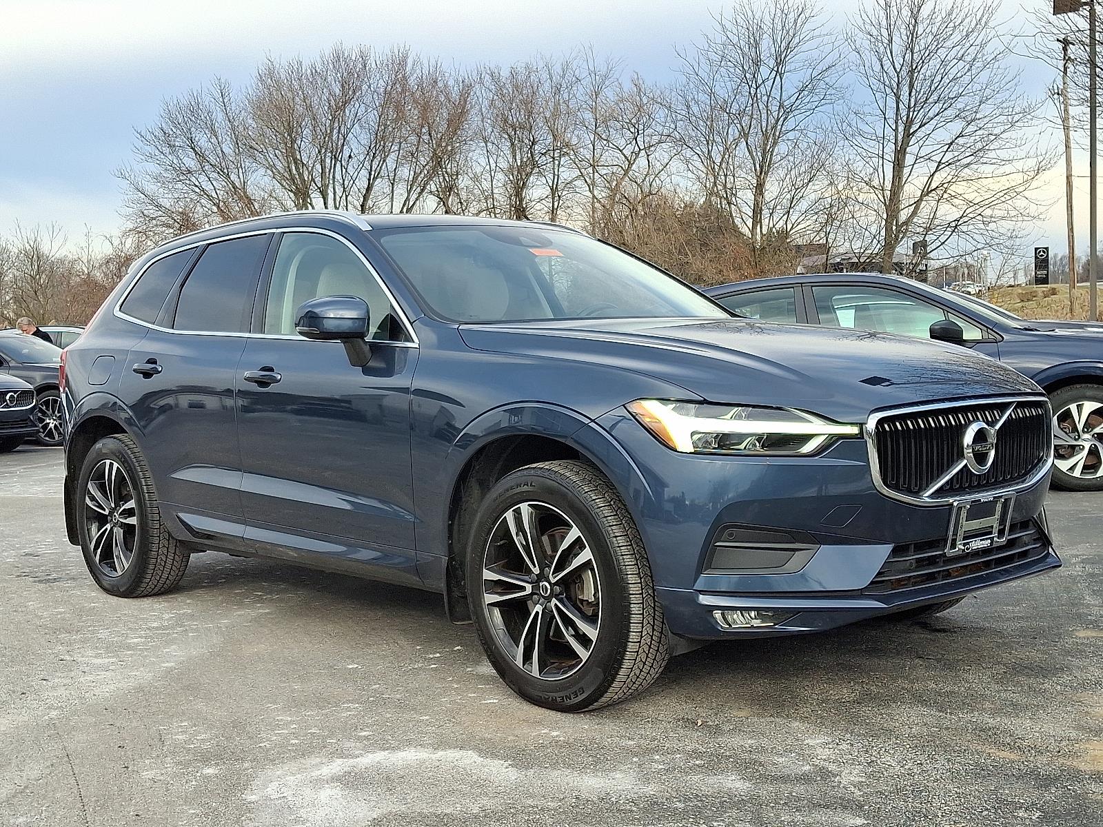 2021 Volvo XC60 Momentum's photo