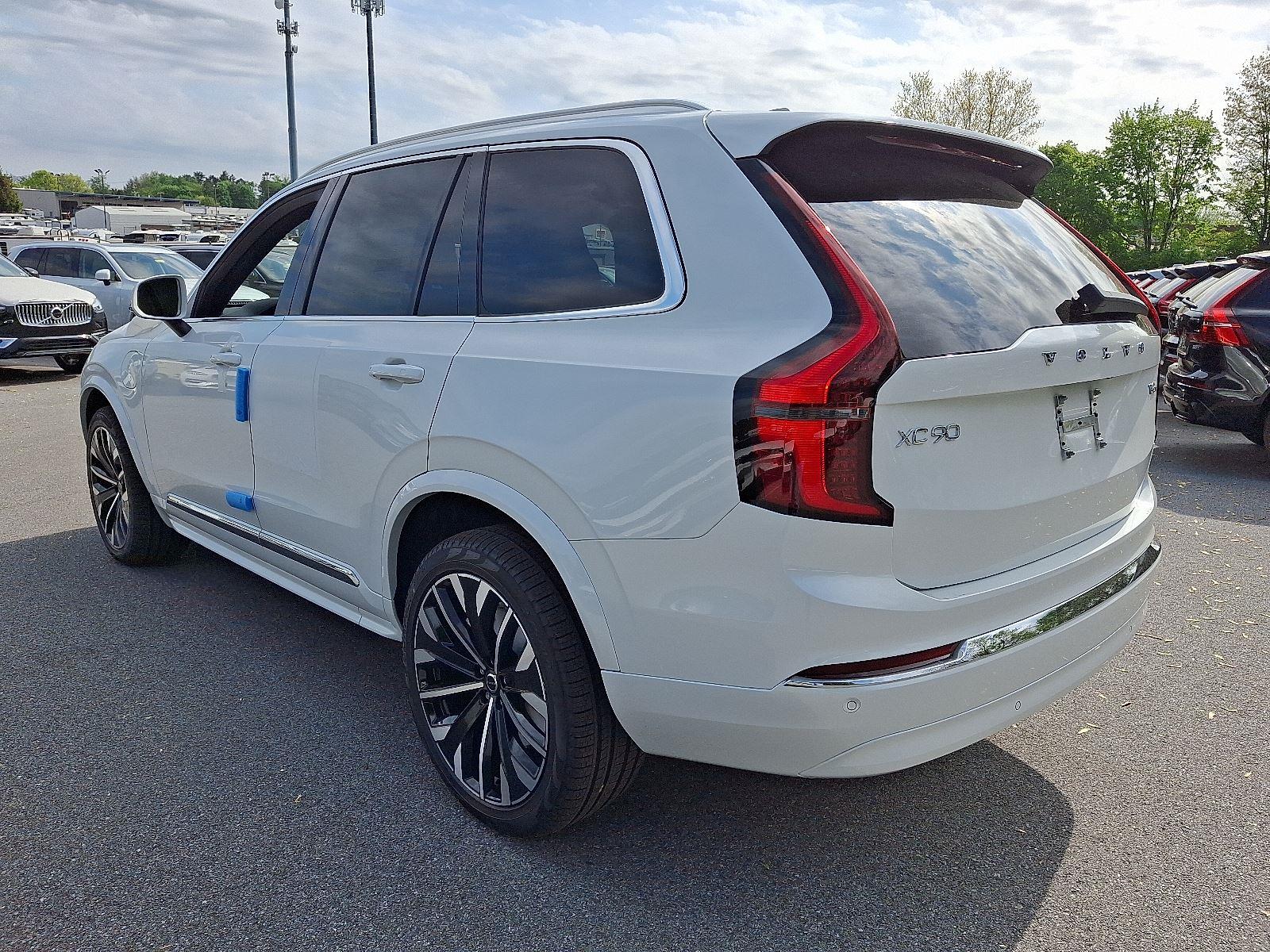 2025 Volvo XC90 T8 Core photo 2