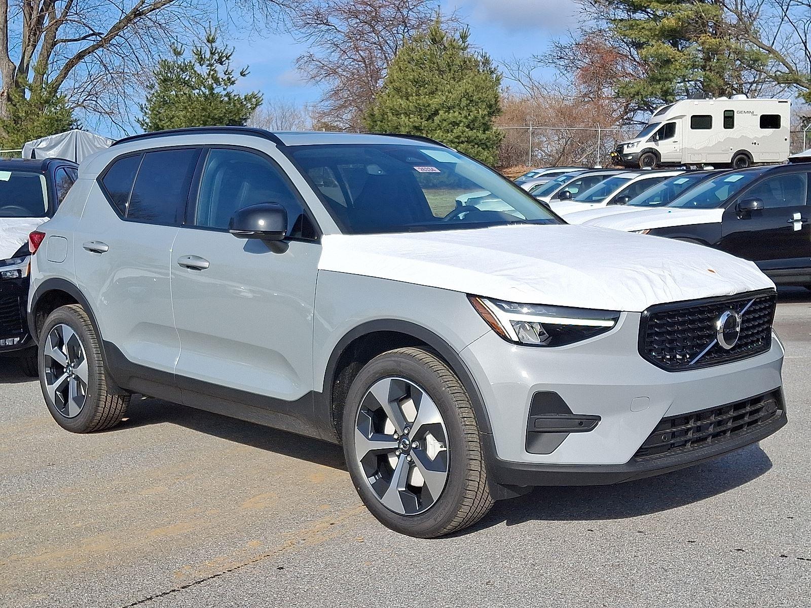 2026 Volvo XC40 Core's photo