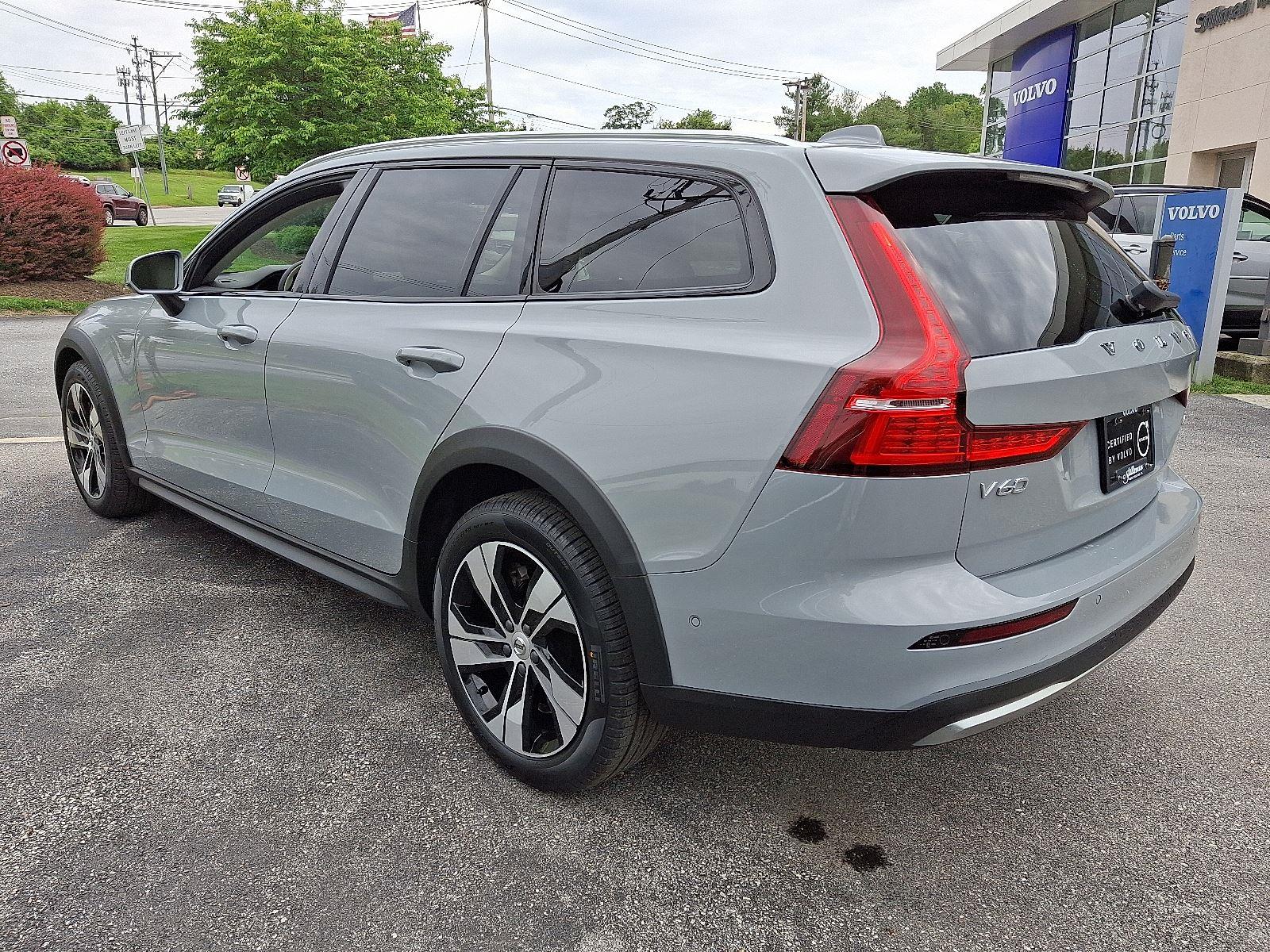 2024 Volvo V60 Cross Country B5 AWD Plus photo 4