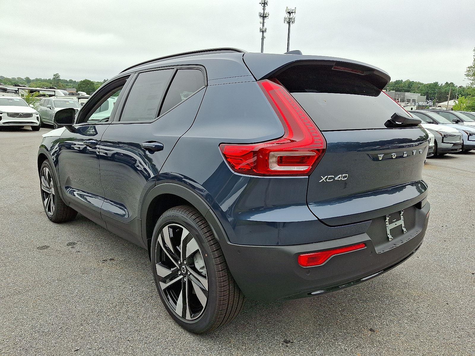 2026 Volvo XC40 photo 2