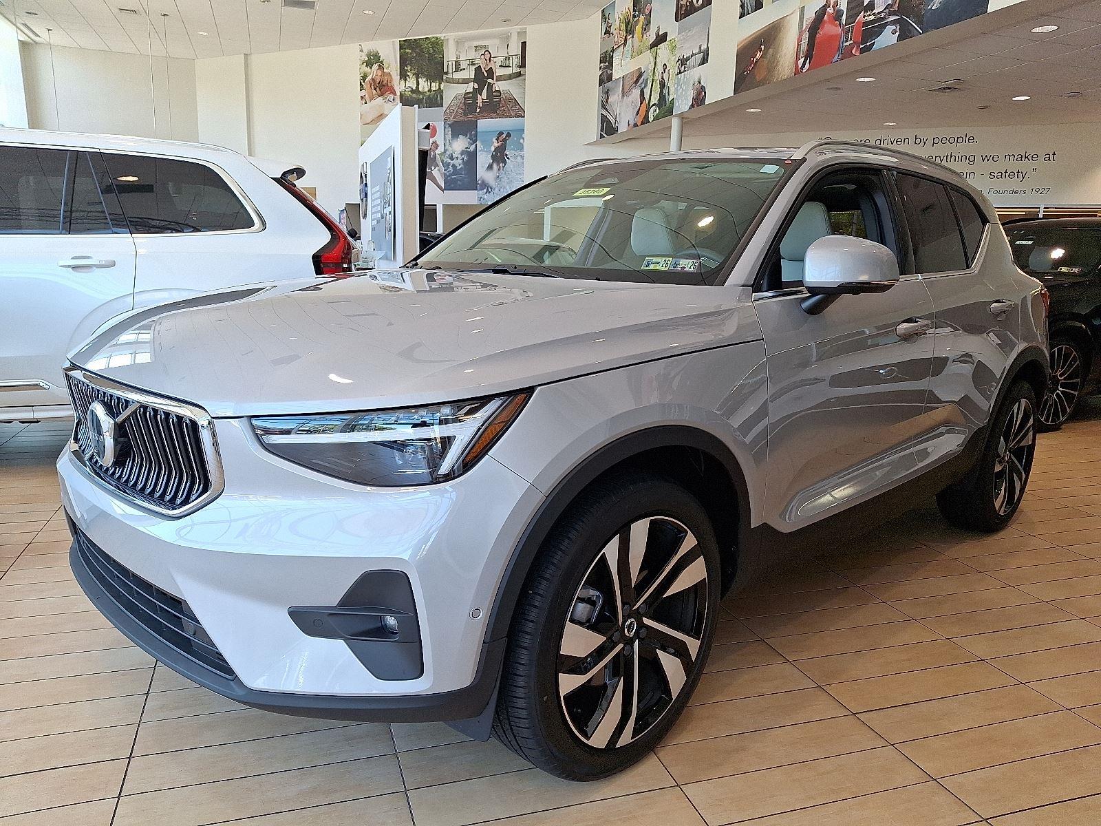 2025 Volvo XC40 photo 2