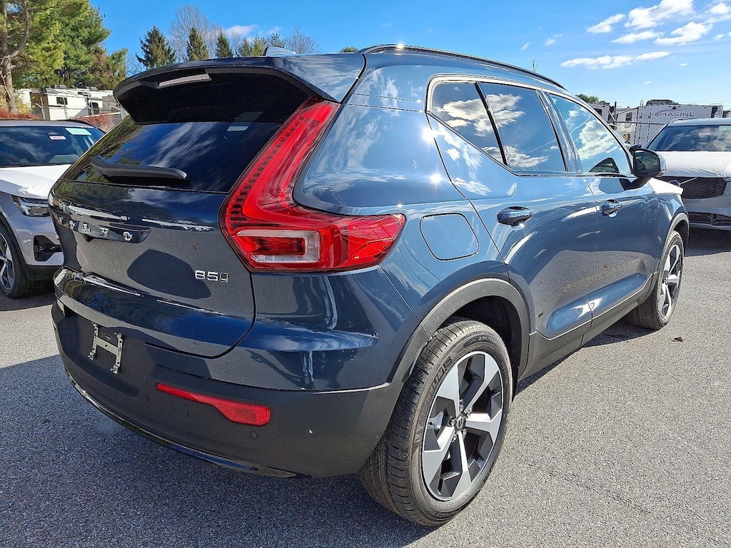 New 2026 Volvo XC40 B5 Core SUV