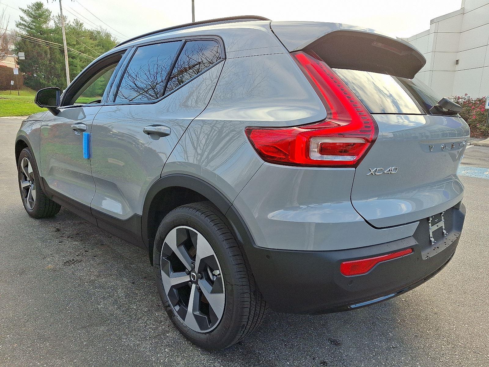 2026 Volvo XC40 Plus photo 3
