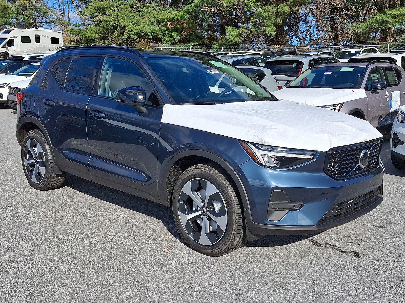 2026 Volvo XC40 Core's photo